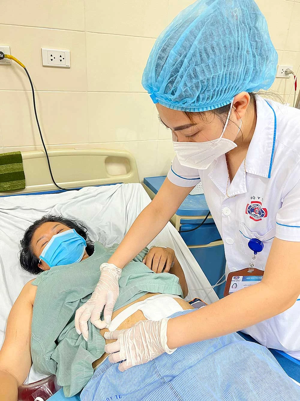 Phẫu thuật cứu 2 bệnh nhân người Lào bị ung thư