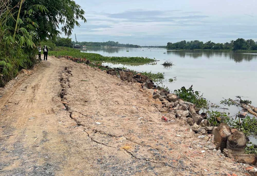 Sạt lở bờ sông Sài Gòn: Nơm nớp với công trình đê bao “bỏ hoang”