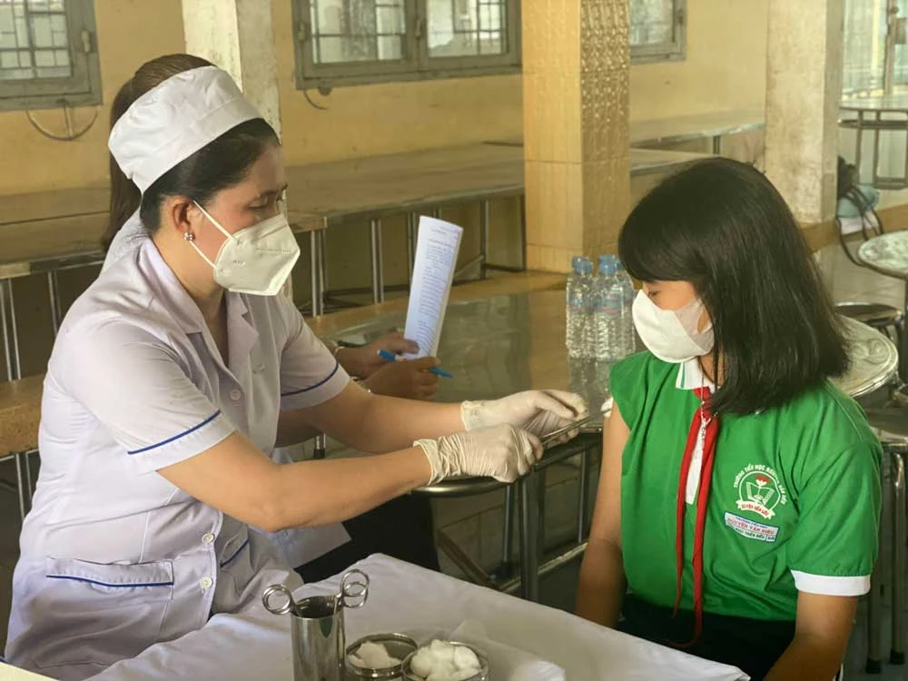 Tiêm vaccine Covid-19 cho học sinh tiểu học ở huyện Bến Lức, Long An