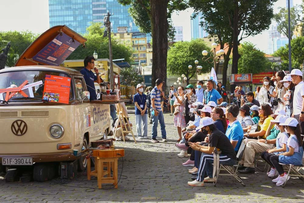 Coffee tour in the city trở thành điểm hẹn mới của giới trẻ