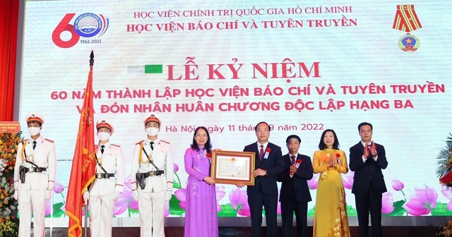 Thay mặt lãnh đạo Đảng và Nhà nước, Phó Chủ tịch nước Võ Thị Ánh Xuân trao tặng Huân chương Độc lập hạng Ba cho Học viện Báo chí và Tuyên truyền. Ảnh: VGP