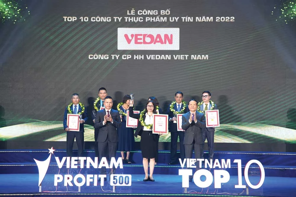 Bà Hà Hòa Bình - Đại diện Công ty Vedan Việt Nam nhận chứng nhận “Tốp 10 công ty thực phẩm uy tín năm 2022”