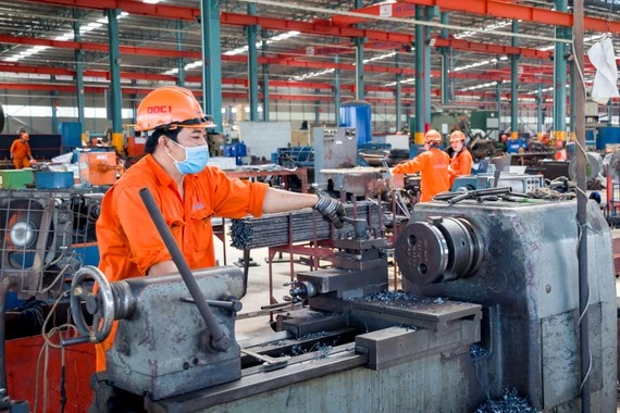 Công nhân làm việc tại nhà máy ở huyện Bình Chánh 