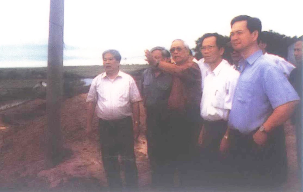 Đồng chí Võ Văn Kiệt cùng Phó Thủ tướng Nguyễn Tấn Dũng,Chủ tịch UBND tỉnh An Giang Nguyễn Minh Nhị, PGS-TS Hồ Chín thị sát ĐBSCL, năm 2000