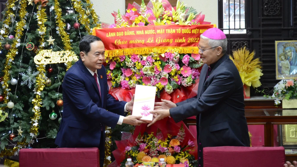 Đồng chí Trần Thanh Mẫn tặng quà cho đại diện Tòa Giám mục Giáo phận Đà Nẵng. Ảnh: XUÂN QUỲNH