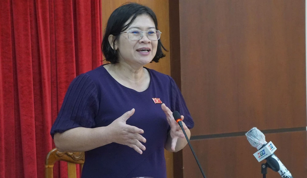 Bà Văn Thị Bạch Tuyết, Phó Trưởng đoàn chuyên trách Đoàn Đại biểu Quốc hội TPHCM phát biểu tại buổi giám sát