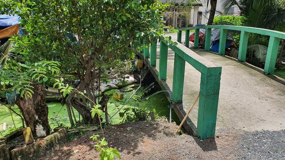 Các hộ dân đường Lô 3 ấp 6, xã Lê Minh Xuân, huyện Bình Chánh, TPHCM đưa ống nước “lặn” xuống kênh Thủy Lợi để nối đến đồng hồ nước “gửi” bên kia bờ kênh