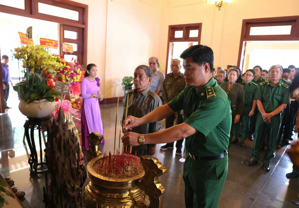 Ông Lê Minh Khoa, Chỉ huy trưởng Lực lượng TNXP TPHCM, cùng nhiều đoàn viên, thanh niên thắp hương tưởng nhớ cố Thủ tướng Võ Văn Kiệt trong chuyến đi về nguồn tại tỉnh Vĩnh Long
