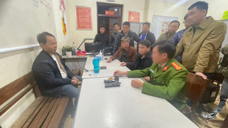 Lực lượng chức năng tiến hành lấy lời khai của đối tượng Nguyễn Văn Long
