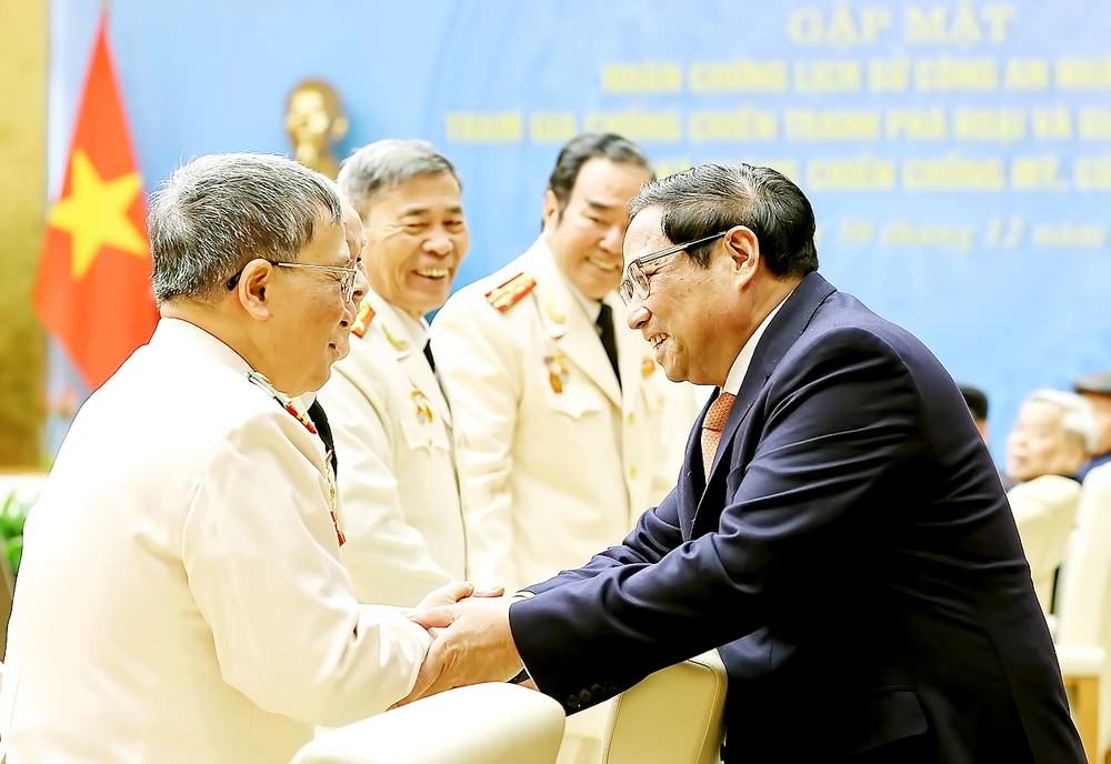 Thủ tướng Phạm Minh Chính thăm hỏi các nhân chứng lịch sử của lực lượng Công an nhân dân. Ảnh: VIẾT CHUNG