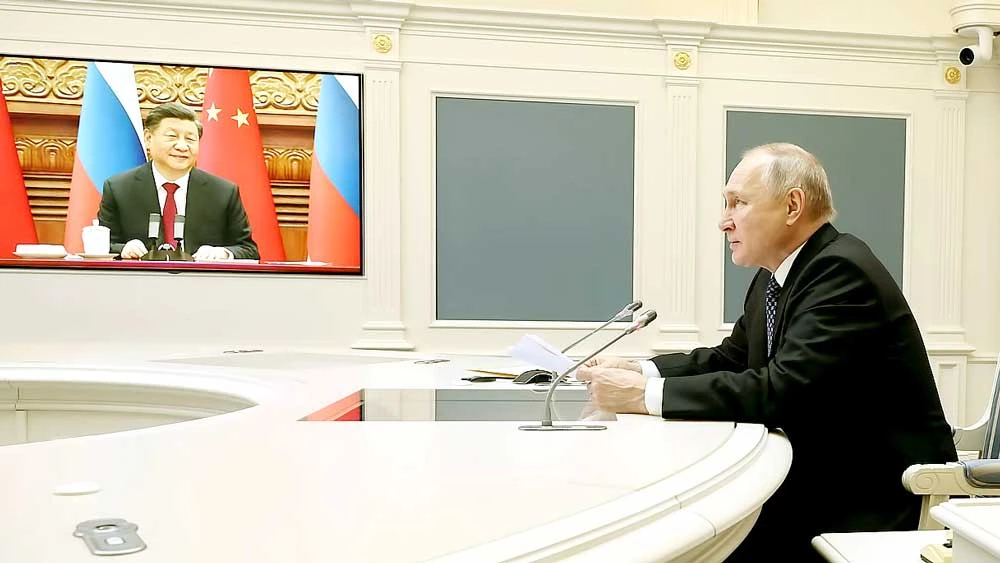 Tổng thống Nga Vladimir Putin (phải) và Chủ tịch Trung Quốc Tập Cận Bình (ảnh màn hình) trong cuộc hội đàm trực tuyến