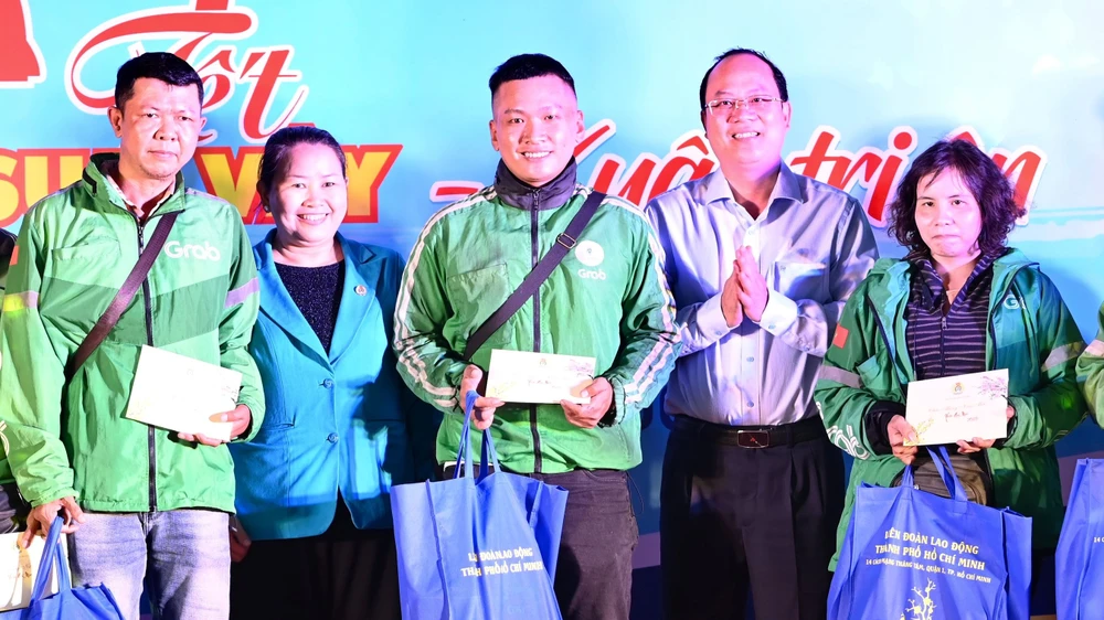 Phó Bí thư Thành ủy TPHCM Nguyễn Hồ Hải trao quà tết đến đoàn viên công đoàn, người lao động quận Bình Tân. Ảnh: VĂN MINH