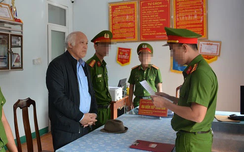Phòng Cảnh sát Kinh tế Công an tỉnh Quảng Nam tống đạt các quyết định đối với đối tượng Xa Văn Công