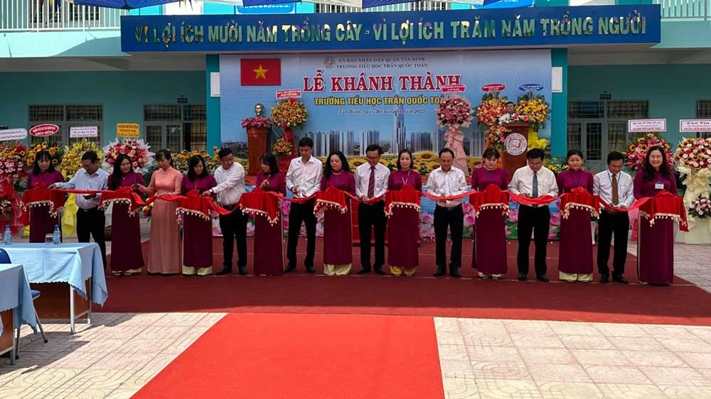 Lãnh đạo Quận ủy quận Tân Bình và Sở GD-ĐT TPHCM cắt băng khánh thành Trường Tiểu học Trần Quốc Toản sáng 30-1