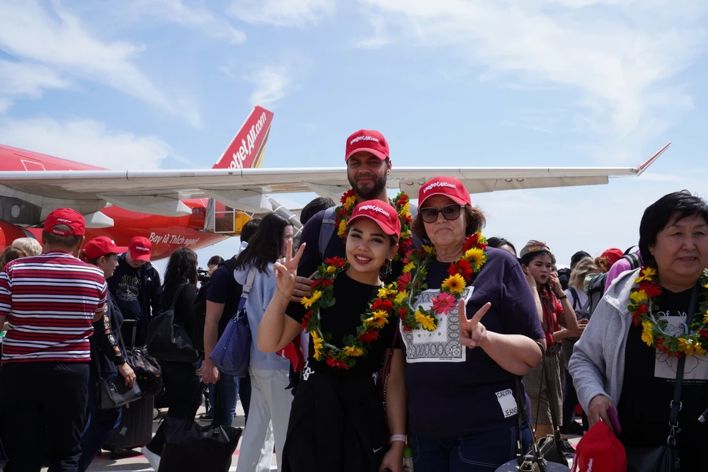 Vietjet chào đón những hành khách đầu tiên từ thành phố Almaty (Kazakhstan) đến vùng biển xinh đẹp tại Nha Trang