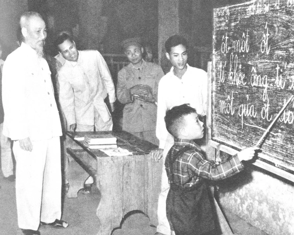 Chủ tịch Hồ Chí Minh thăm lớp học vỡ lòng phố Hàng Than, Hà Nội 1958. Ảnh: TƯ LIỆU