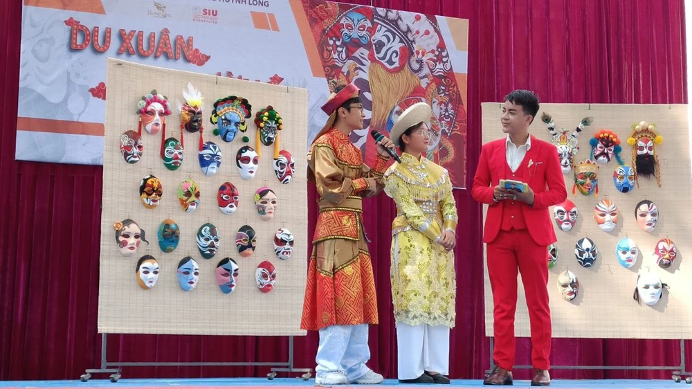 Học sinh Trường THPT Lê Quý Đôn (quận 3, TPHCM) chia sẻ cảm xúc khi được khoác trang phục biểu diễn cải lương tuồng cổ