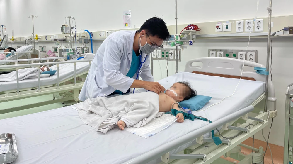 Bác sĩ đang điều trị cho bệnh nhi 9 tháng tuổi bị viêm cơ tim cấp được chuyển từ Phú Quốc (Kiên Giang) về Bệnh viện Nhi đồng 1 (TPHCM) điều trị. Ảnh: THÀNH SƠN