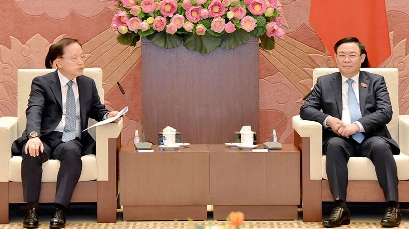 Chủ tịch Quốc hội Vương Đình Huệ tiếp Tổng Giám đốc tài chính toàn cầu Tập đoàn Samsung Electronics Park Hark Kyu