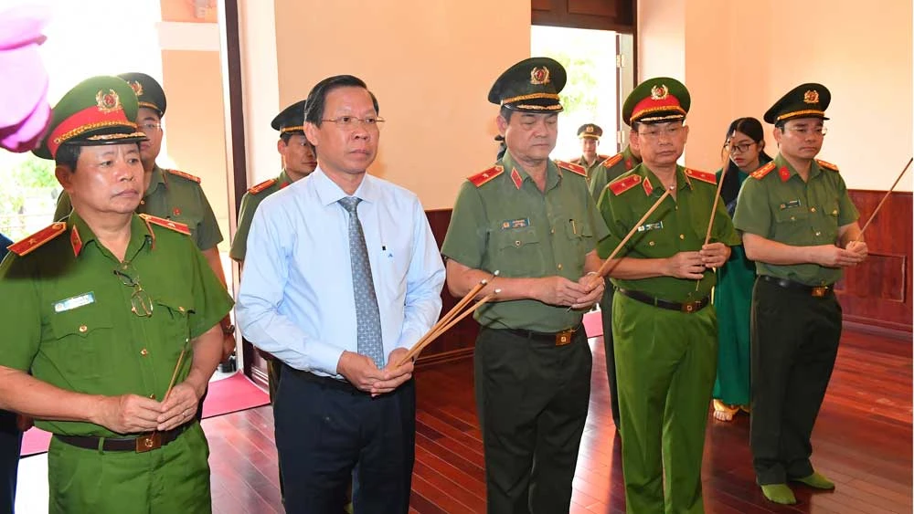 Chủ tịch UBND TPHCM Phan Văn Mãi cùng các đồng chí trong Ban Giám đốc Công an TPHCM dâng hương Chủ tịch Hồ Chí Minh. Ảnh: VIỆT DŨNG
