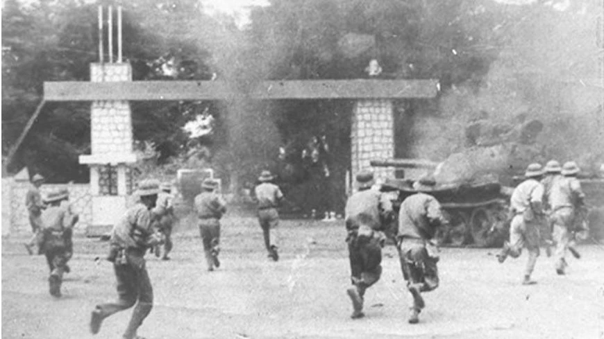 Quân Giải phóng đánh chiếm Sở chỉ huy Sư đoàn 23 ngụy trong trận Buôn Ma Thuột, tháng 3-1975. Ảnh: TƯ LIỆU