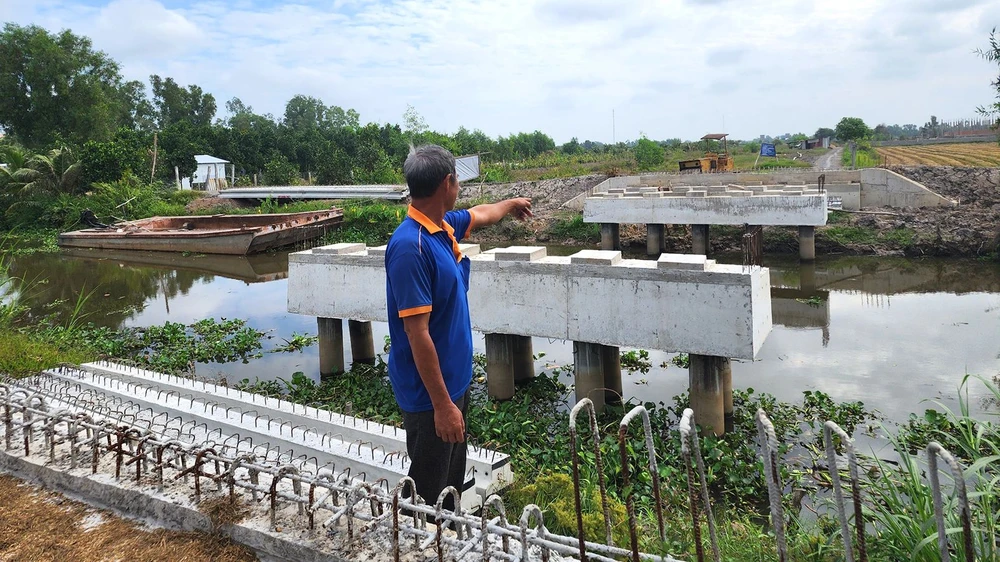 Dự án cầu bắc qua trụ sở UBND xã Phước Lập (huyện Tân Phước, tỉnh Tiền Giang) đã tạm dừng thi công