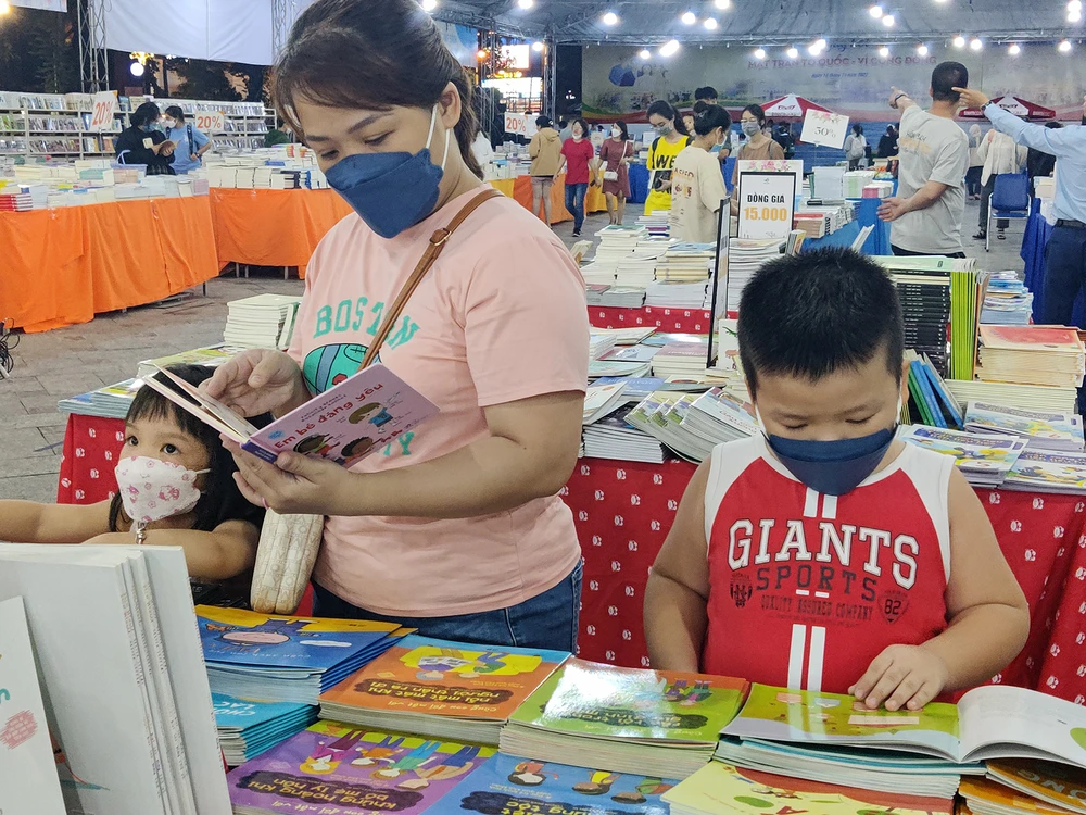 Phụ huynh chọn sách cho con ở một nhà sách tại TPHCM