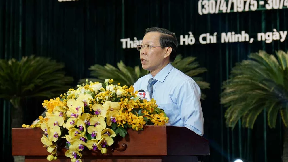 Chủ tịch UBND TPHCM Phan Văn Mãi phát động đợt thi đua đặc biệt chào mừng kỷ niệm 50 năm Ngày Giải phóng miền Nam, thống nhất đất nước. Ảnh: HOÀNG HÙNG