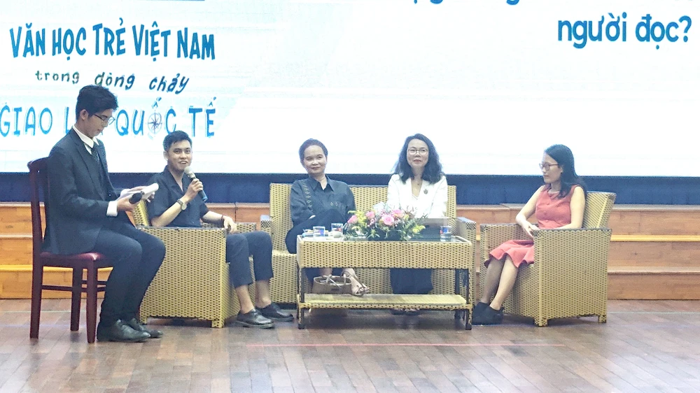 Nhà văn trẻ Huỳnh Trọng Khang (thứ 2 từ trái qua) tại chương trình Văn học trẻ Việt Nam trong dòng chảy giao lưu quốc tế