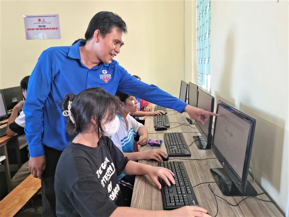 Anh Huỳnh Tấn Khương, Bí thư Đoàn Thanh niên Cộng sản Hồ Chí Minh EVNHCMC, hướng dẫn các em học sinh sử dụng internet