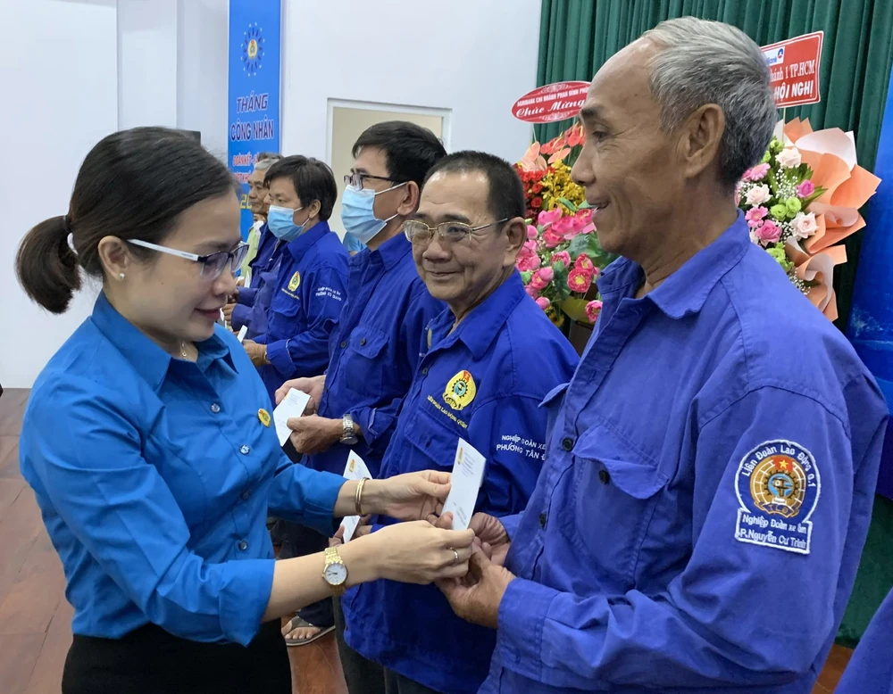 Liên đoàn Lao động quận 1 (TPHCM) trao quà biểu dương đoàn viên nghiệp đoàn xe ôm khó khăn, có thành tích tham gia bảo vệ trật tự an toàn xã hội