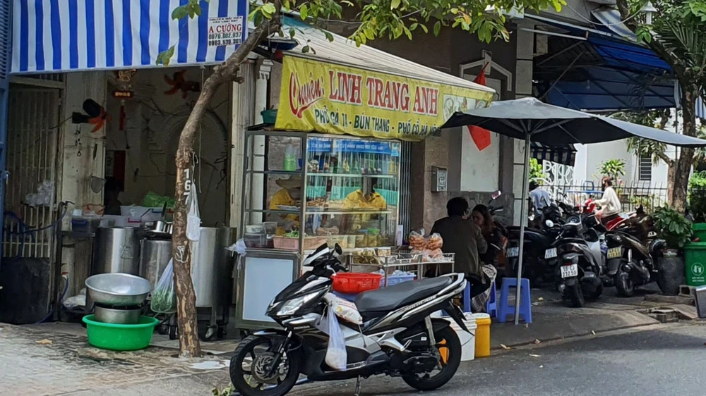 Quán ăn ở đường 79, phường Tân Quy, quận 7 (TPHCM) bày bàn ghế, biển hiệu, để xe của khách lấn chiếm hết lề đường