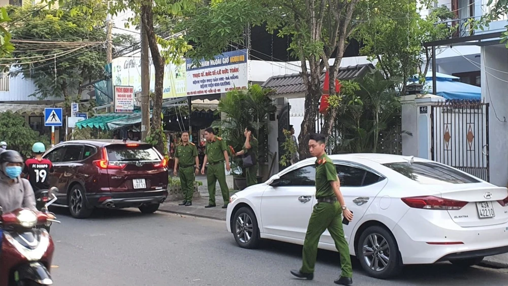 Cơ quan CSĐT Công an TP Đà Nẵng có mặt tại nhà ông Hồ Văn Khoa vào chiều 6-4 để thực hiện lệnh khám xét nhà Ảnh: XUÂN QUỲNH