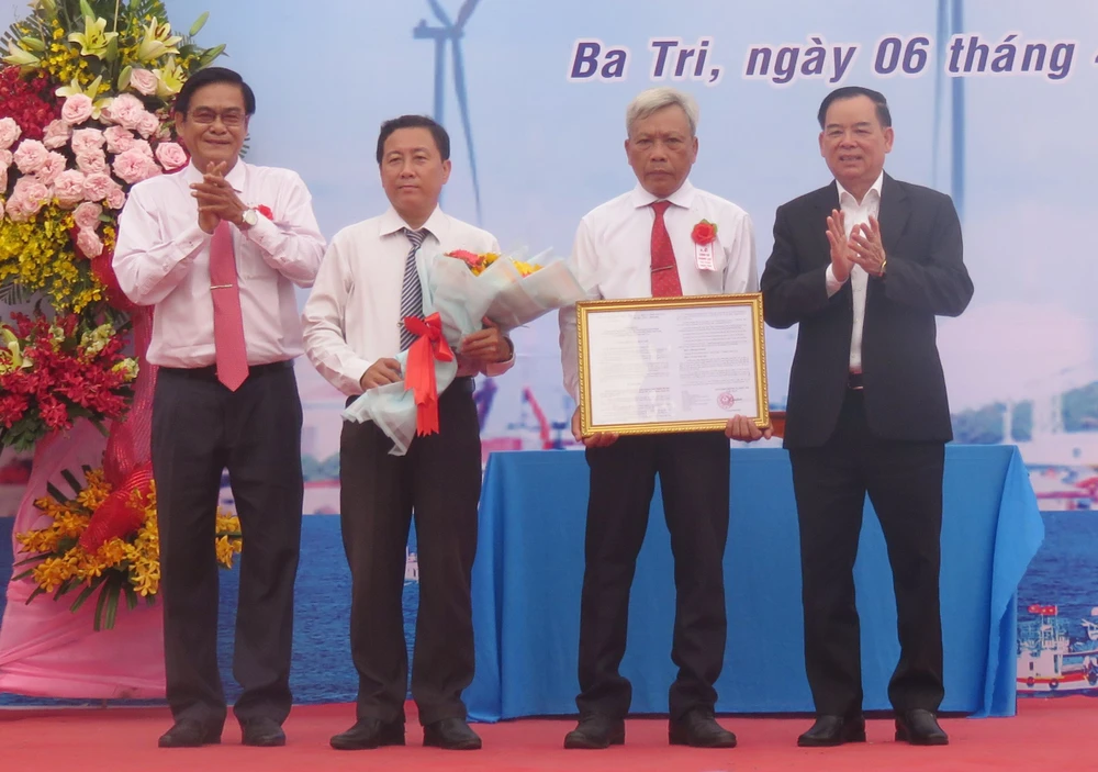 Lãnh đạo tỉnh Bến Tre trao Nghị quyết và hoa chúc mừng Chủ tịch thị trấn Tiệm Tôm