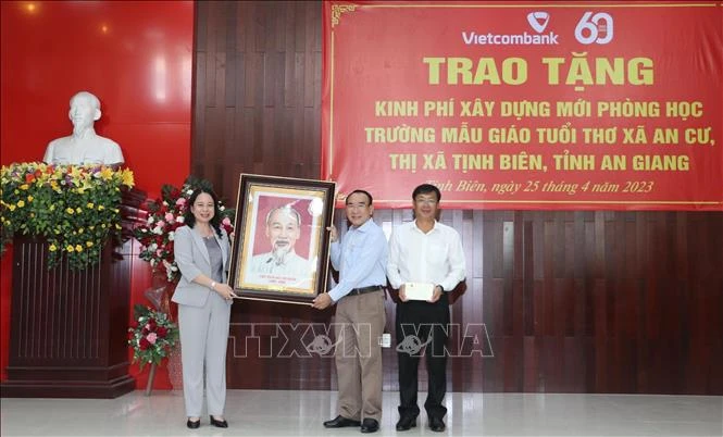 Phó Chủ tịch nước Võ Thị Ánh Xuân trao hình Bác cho thị xã Tịnh Biên (An Giang). Ảnh: TTXVN