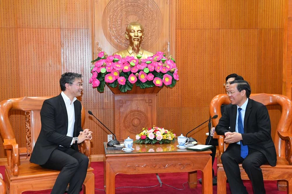 Chủ tịch UBND TPHCM Phan Văn Mãi tiếp ông Philipp Rosler, Lãnh sự danh dự Việt Nam tại Thụy Sĩ. Ảnh: VIỆT DŨNG