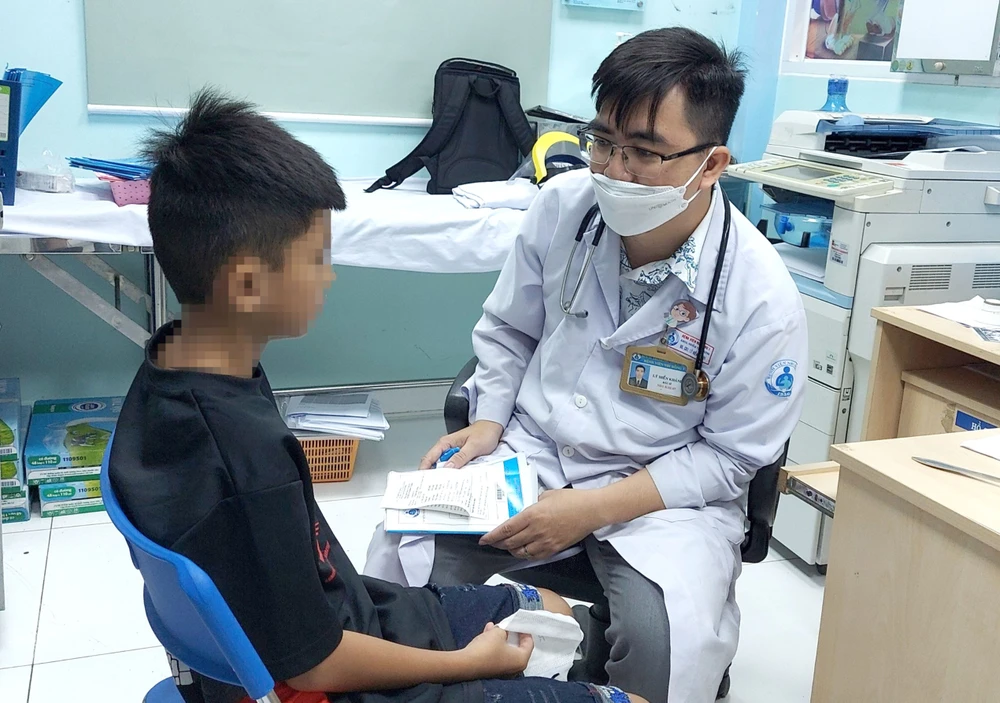 Bác sĩ Bệnh viện Nhi đồng 1 đang thăm khám cho trẻ mắc hội chứng TIC