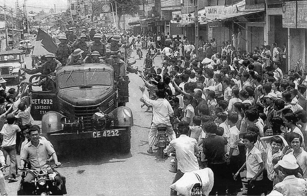 Nhân dân Sài Gòn đổ ra đường hoan hô bộ đội Giải phóng. Ảnh: TƯ LIỆU