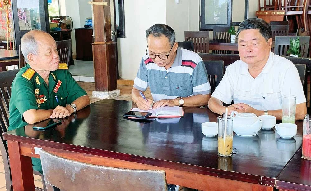 Từ trái qua phải: Đại tá, nhà văn Đỗ Viết Nghiệm, nhà báo Trịnh Phi Long và Trung tướng Châu Văn Mẫn thảo luận về việc dựng bia tưởng niệm, ghi danh các di tích