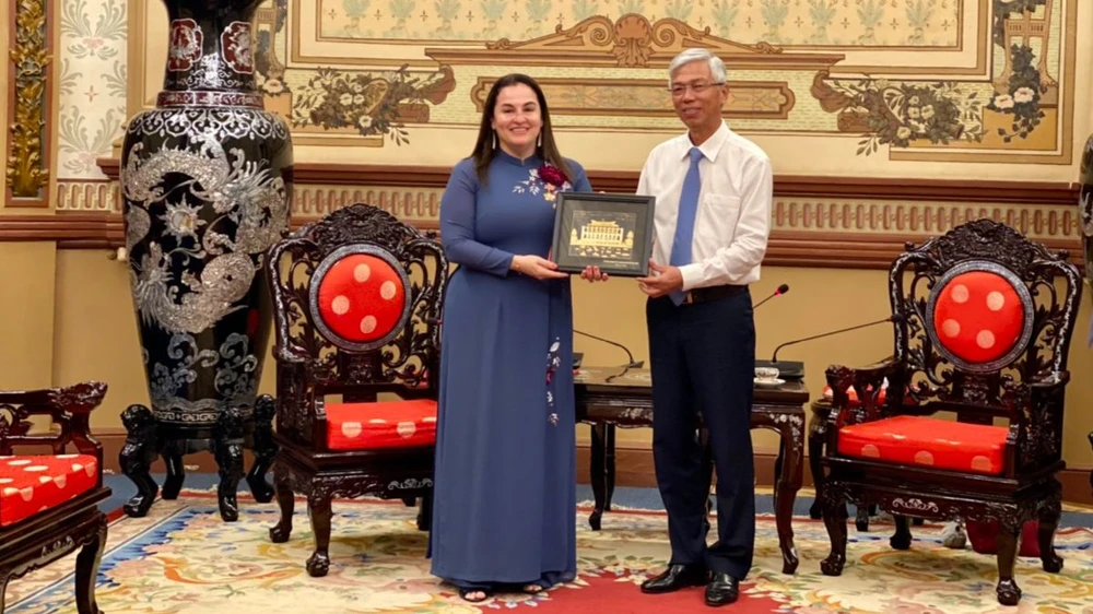 Phó Chủ tịch UBND TPHCM Võ Văn Hoan trao tặng quà lưu niệm cho bà Elisa Fernandez Saenz. Ảnh: THANH HẰNG