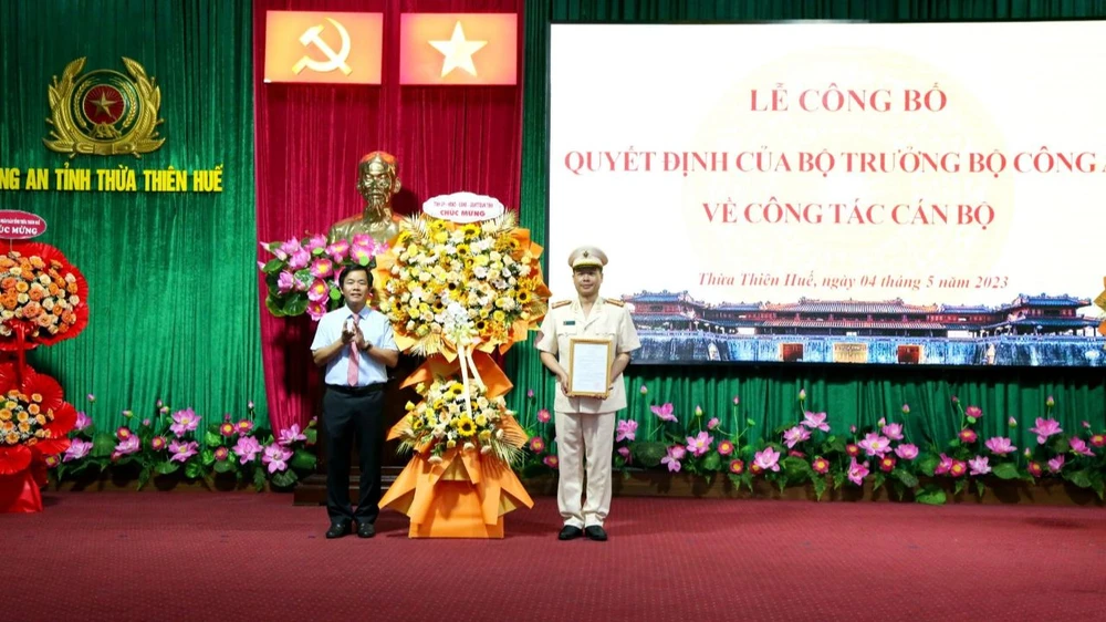 Ông Nguyễn Văn Phương, Chủ tịch UBND tỉnh Thừa Thiên Huế tặng hoa chúc mừng Đại tá Nguyễn Hữu Thiên, tân Phó Giám đốc Công an tỉnh này
