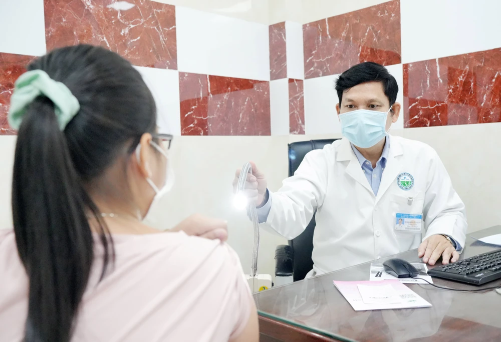 Bác sĩ Đoàn Văn Lợi Em thăm khám, tư vấn cho bệnh nhân tại Bệnh viện Da liễu TPHCM 