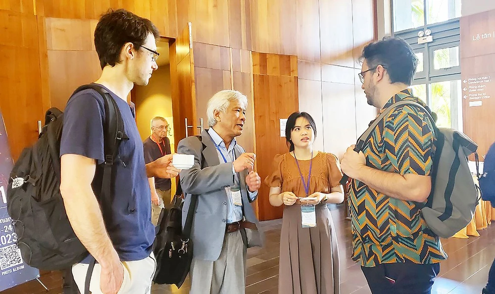 GS Nguyễn Minh Thọ (thứ hai từ trái sang) trao đổi với các học viên tham dự Hội nghị Quốc tế Hóa học lý thuyết và tính toán ở TP Quy Nhơn, tỉnh Bình Định tháng 2-2022