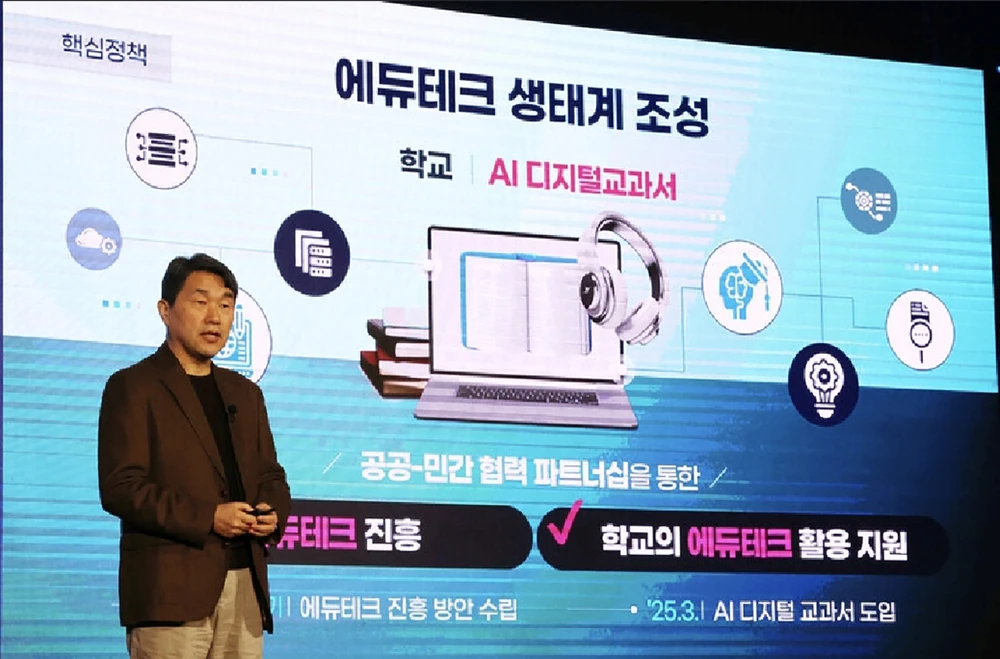 Bộ trưởng Lee Ju-ho trong sự kiện công bố tầm nhìn về các sáng kiến giáo dục kỹ thuật số vào tháng 2-2023