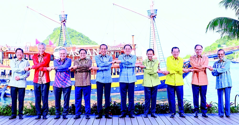 Thủ tướng Phạm Minh Chính cùng các lãnh đạo ASEAN chụp ảnh chung tại phiên họp của hội nghị. Ảnh: TTXVN