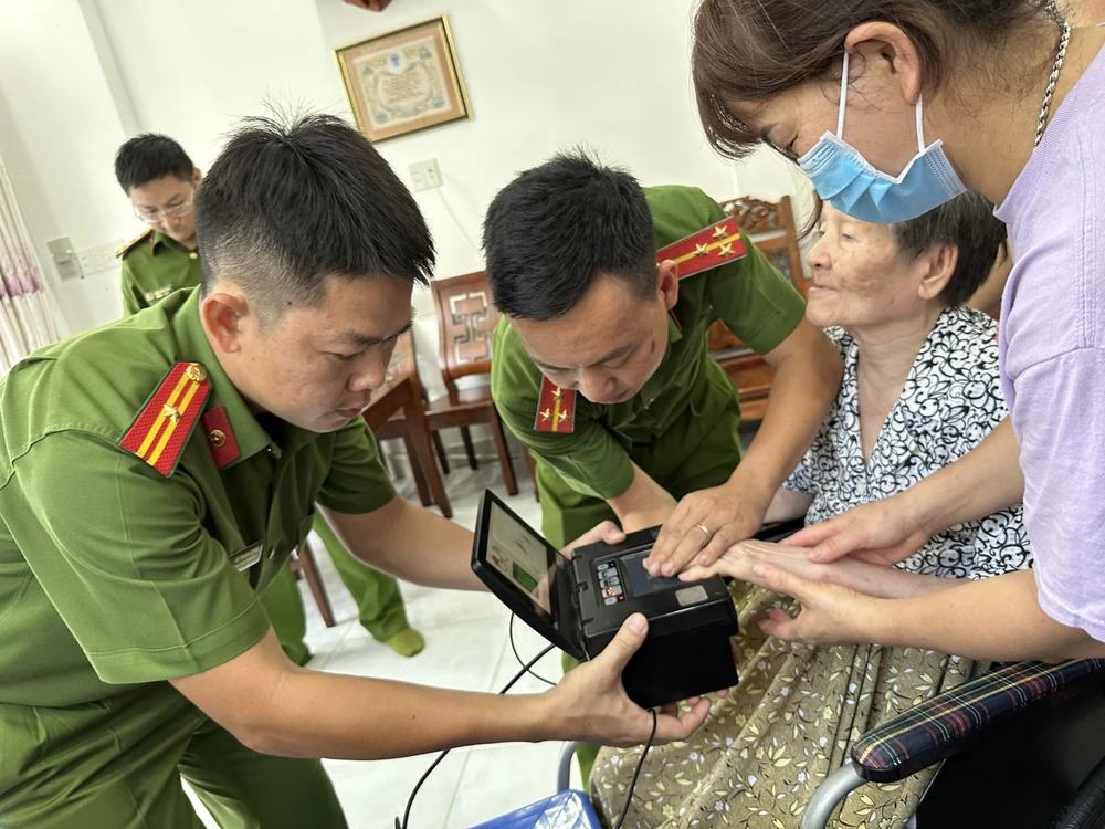 Người lớn tuổi được cán bộ Công an quận Tân Bình, TPHCM tới tận nhà làm thủ tục cấp CCCD
