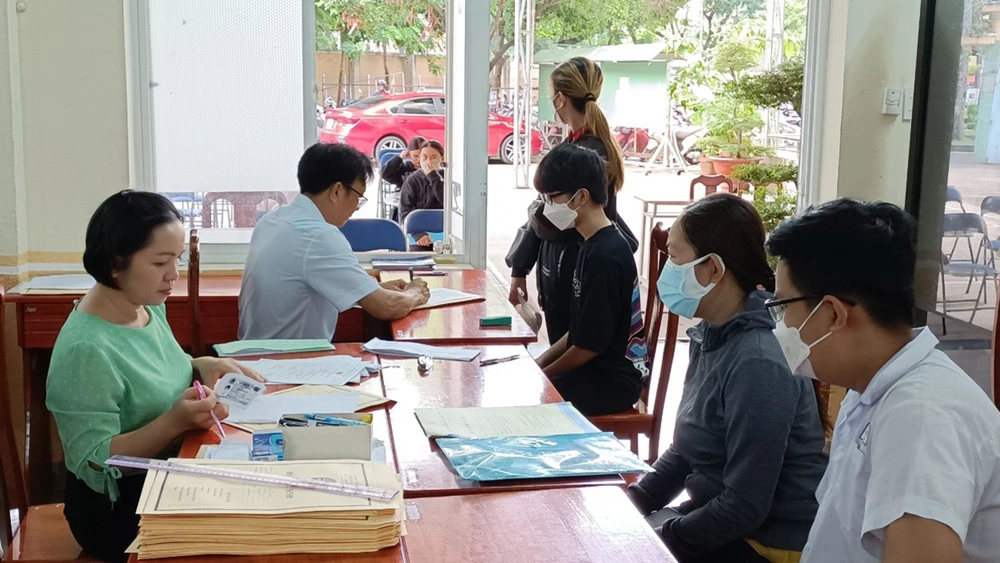 Học sinh nộp hồ sơ xét tuyển tại Trung tâm Giáo dục thường xuyên Chu Văn An (quận 5, TPHCM) 