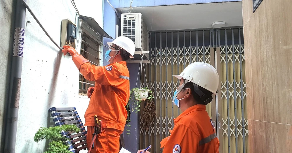 Nhân viên điện lực TPHCM kiểm tra sự cố điện tại nhà dân