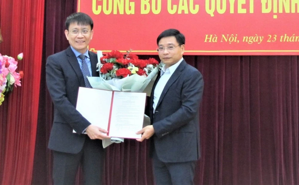Bộ trưởng Bộ GTVT Nguyễn Văn Thắng trao quyết định bổ nhiệm ông Lê Đỗ Mười giữ chức Cục trưởng Cục Hàng hải Việt Nam