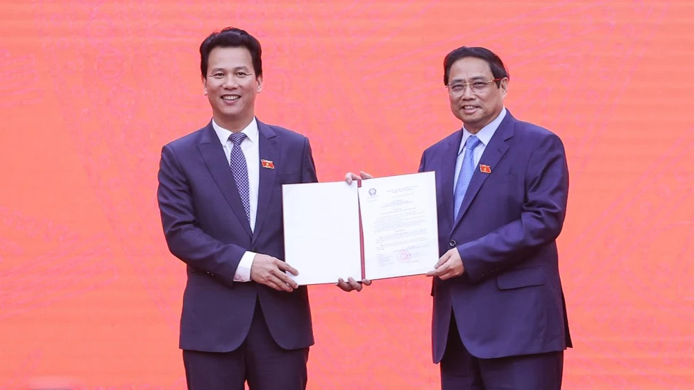 Thủ tướng Phạm Minh Chính trao quyết định cho tân Bộ trưởng Bộ TN-MT Đặng Quốc Khánh. Ảnh: VIẾT CHUNG 
